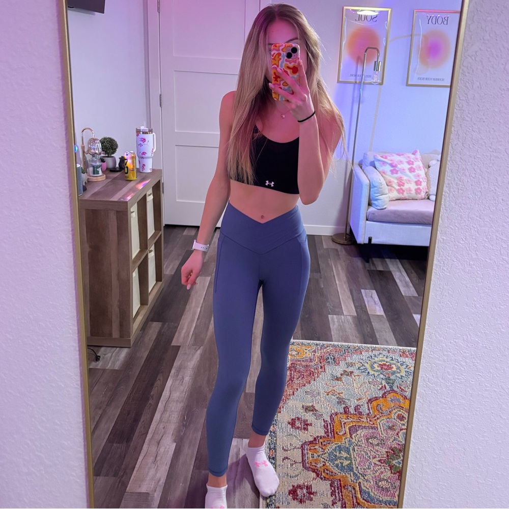 Aerie blue high-waisted v-cut leggings.
Size Medium Short. Has pockets!!